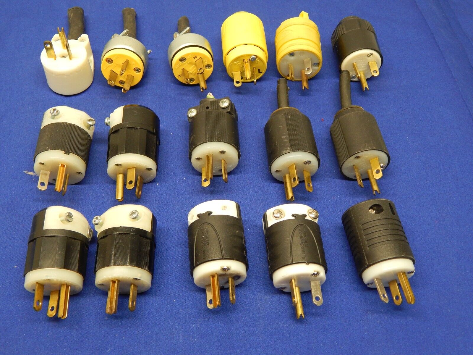 NEMA 5-20, HBL5366C Insulgrip Plug 2 Pole 3 Wire 20A 125V , Lot of 16 NEMA 5-20, HBL5366C Insulgrip Plug 2 Pole 3 Wire 20A 125V , Lot of 16